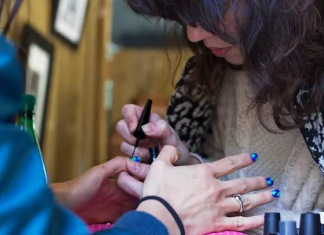 Negocio de maquillaje y uñas a domicilio
